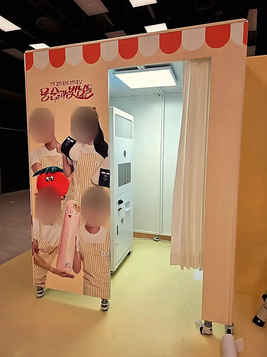 어닝을 얹은 방송 콜라보 팝업 포토부스