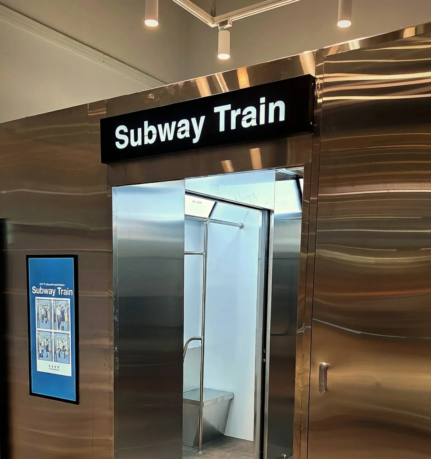 지하철 테마 무인 포토부스 — Subway Train 사이니지
